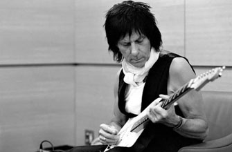 Morre Jeff Beck, lendário guitarrista de 78 anos.